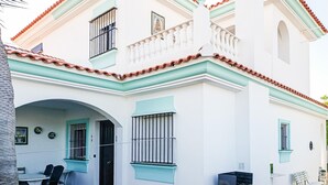 A white building with a balcony, a door, and a window. - 3 bedroom awesome home in Matalascañas (Matalascañas)