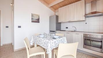 Frigorifero, forno, piano cottura, pentole/stoviglie/utensili