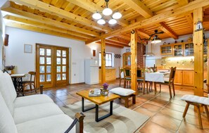 Smart TV, fireplace, stereo - Amazing home in Jalzabet (Jalzabet)