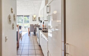 Réfrigérateur, four à micro-ondes, surface de cuisson, lave-vaisselle