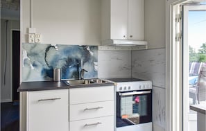 Réfrigérateur, four à micro-ondes, surface de cuisson, lave-vaisselle