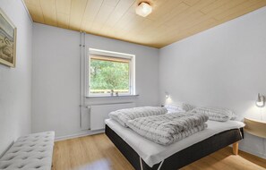 4 bedrooms, travel crib, free WiFi