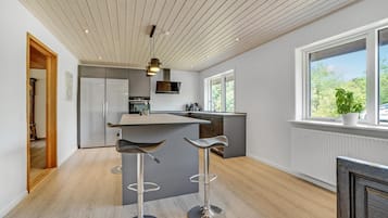 Køleskab, opvaskemaskine, kaffe-/temaskine