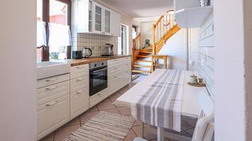 Kylskåp, ugn, spishäll och kaffe- och tebryggare