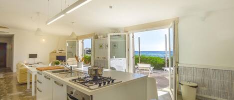 Een koelkast, een kookplaat, een vaatwasser