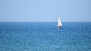 A sailboat on a calm sea with a clear sky. - 3 bedroom beach front home in Siracusa (Siracusa)