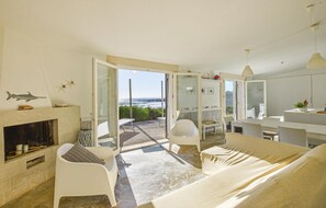 TV, fireplace - 3 bedroom beach front home in Siracusa (Siracusa)
