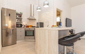 Kühlschrank, Ofen, Geschirrspüler, Wasserkocher mit Kaffee-/Teezubehör