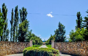 Property grounds - Nice home in Loriol-sur-Drôme (Loriol-sur-Drôme)