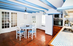 Kjøleskap, ovn, kokeplater og oppvaskmaskin