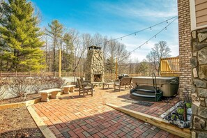 Outdoor dining - Fantastic for a small family or multiple families! 
Also check vrbo.com/3702514 (Banner Elk)