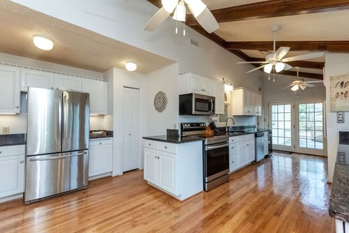 Fantastic for a small family or multiple families! 
Also check vrbo.com/3702514