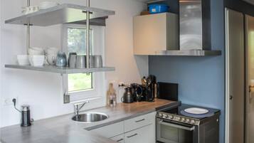 Een koelkast, een kookplaat