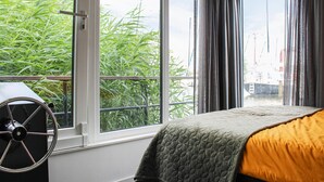 Ein Zimmer mit Bett, Fenster und Lenkrad.