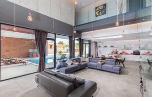 Smart TV, table football, ping pong - Stunning home in Liznjan with WiFi (Liznjan)