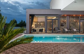 A heated pool - Amazing home in Liznjan with sauna (Liznjan)
