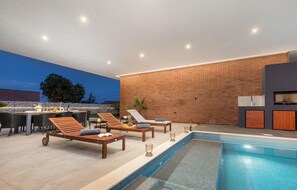 A heated pool - Amazing home in Liznjan with sauna (Liznjan)