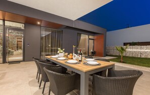 Outdoor dining - Amazing home in Liznjan with sauna (Liznjan)