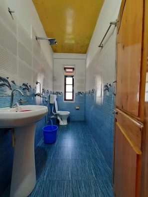 Shower, rainfall showerhead, free toiletries, bathrobes