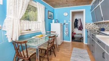 Frigorífico, placa de cocina, lavavajillas y cafetera o tetera