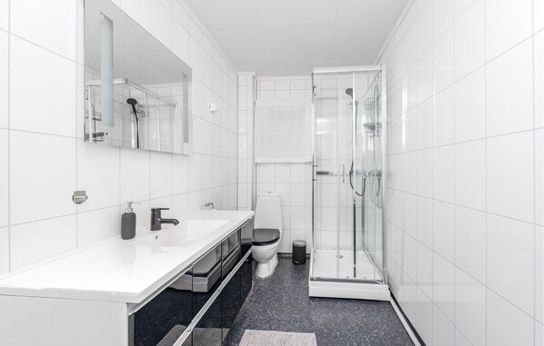 Shower - 5 bedroom pet friendly home in Vestnes (Vestnes)