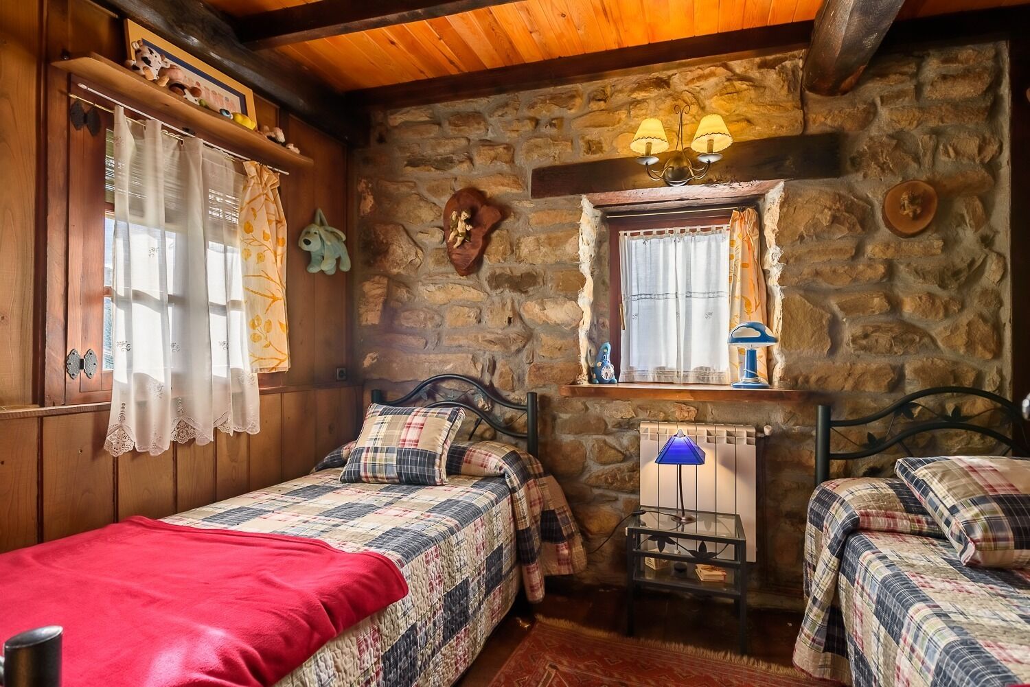 2 dormitorios, escritorio, ropa de cama