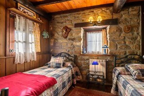 2 habitaciones, escritorio y ropa de cama