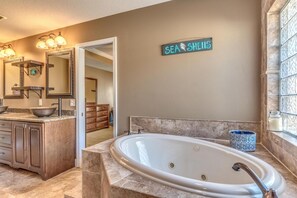 Doccia, vasca idromassaggio, asciugamani, carta igienica