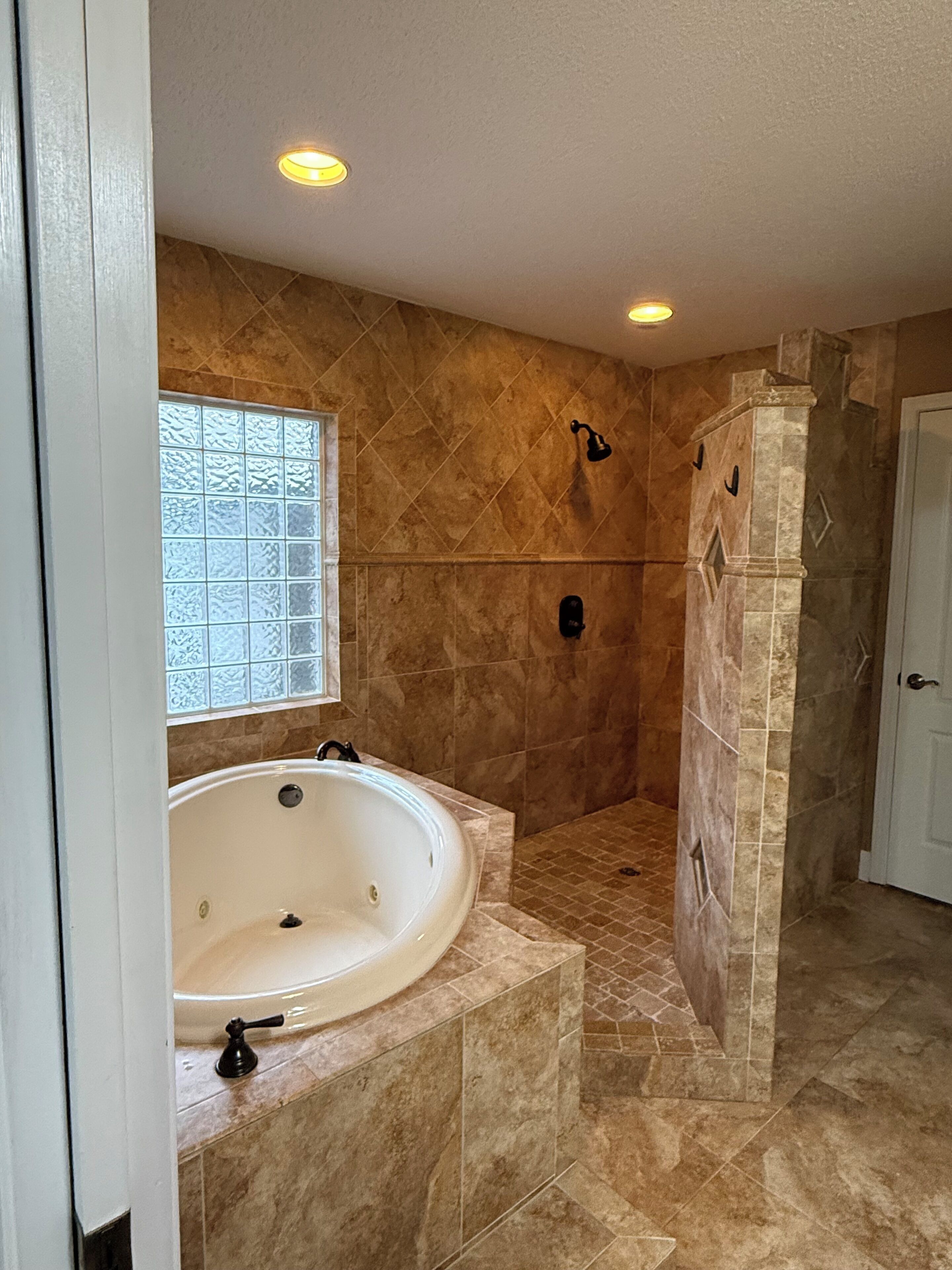 Shower, jetted tub, towels, toilet paper