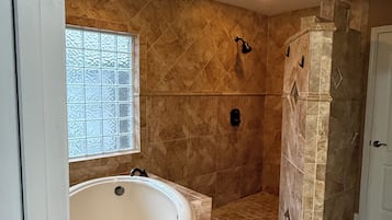 Shower, jetted tub, towels, toilet paper