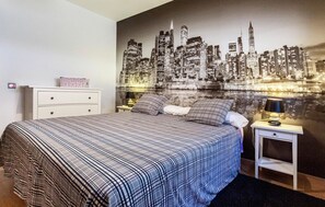6 bedrooms, travel crib, free WiFi, bed sheets