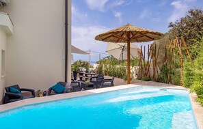 Utomhuspool och uppvärmd pool