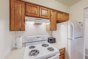 Een koelkast, een microgolfoven, een oven, een kookplaat