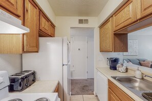 Fridge, microwave, oven, stovetop - Rio Grande, near Old Town (Albuquerque)