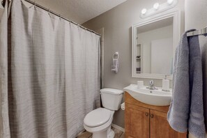 Combined shower/tub, towels, soap, shampoo - Rio Grande, near Old Town (Albuquerque)