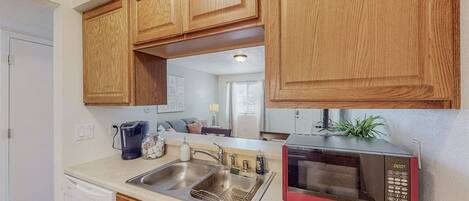 Frigorífico, microondas, horno y placa de cocina