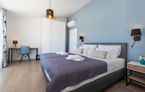3 chambres, coffres-forts dans les chambres, fer et planche à repasser