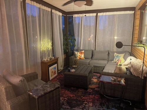 Cozy family home, downtown Spring Lake, 10-15 min to beaches! 