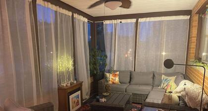 Cozy family home, downtown Spring Lake, 10-15 min to beaches!