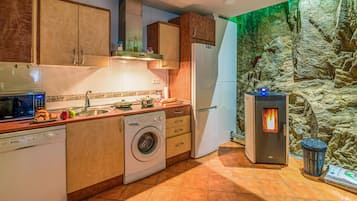 Fridge, stovetop, coffee/tea maker