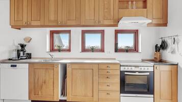 Køleskab, kogeplade, opvaskemaskine, kaffe-/temaskine