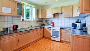 Réfrigérateur, plaque de cuisson, lave-vaisselle, cafetiÚre/bouilloire