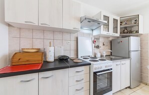 Kühlschrank, Ofen, Herdplatte, Wasserkocher mit Kaffee-/Teezubehör