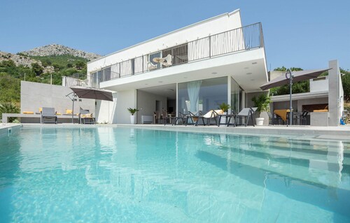 Gorgeous home in Klis