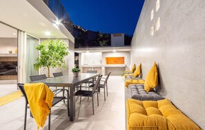 تناول الطعام بالخارج