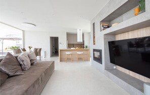 Smart TV, chimenea y estéreo 