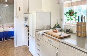 Réfrigérateur, four, plaque de cuisson, cafetière/bouilloire