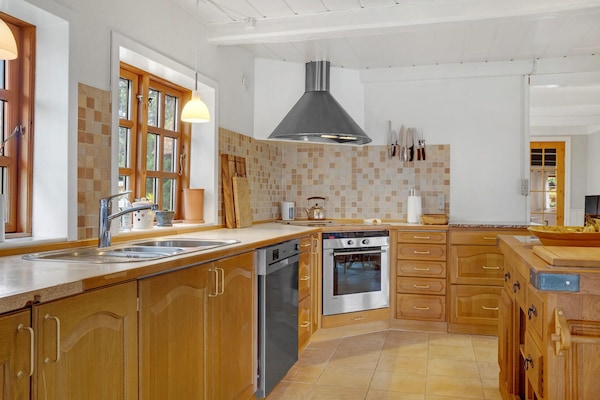 Kylskåp, spishäll, diskmaskin och kaffe- och tebryggare