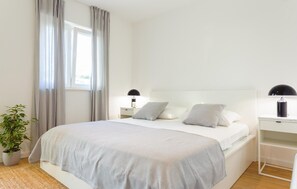 7 bedrooms, travel cot, free WiFi, bed sheets - Gorgeous home in Kastel Sucurac (Kastel Sucurac)