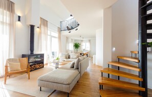 Una Smart TV, una mesa de tenis de mesa